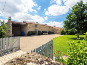 Attractive holiday home with private swimming pool and pool house in the Vendee, La Chapelle-Thémer